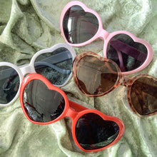 Carica l&#39;immagine nel visualizzatore di Gallery, Heart Shaped Sunglasses
